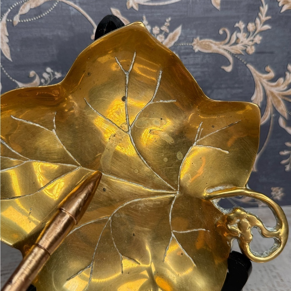 Vintage Solid Brass Leaf Dish Trinket Tray MCM Hollywood Regency Decor - Picture 3 of 9